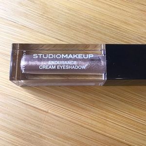 Studio makeup endurance liq shadow, brand new, gold